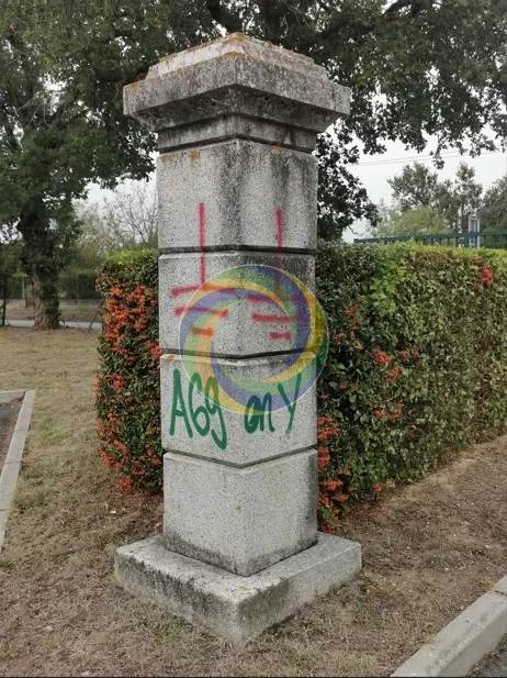 01-Nettoyage Tags sur pilier en pierre